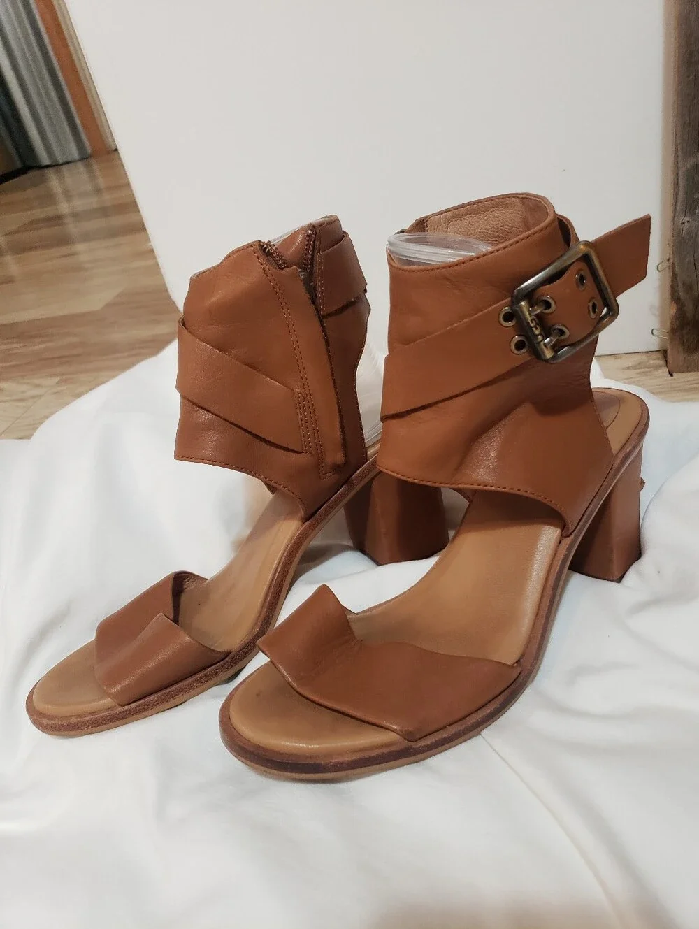 UGG Claudette Strap Buckle Heeled Sandal Chestnut Tan Leather 7